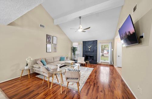 Barker House | Houston Pool Retreat WiFi Yard BBQ Games TVs