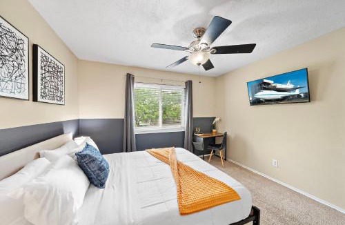 Barker House | Houston Pool Retreat WiFi Yard BBQ Games TVs