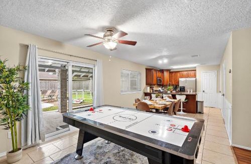 Barker House | Houston Pool Retreat WiFi Yard BBQ Games TVs