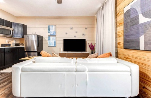 Houston Apartment | Houston Private Retreat, 17 min Downtown