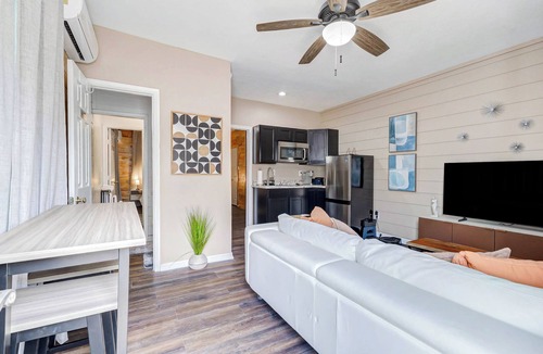 Houston Apartment | Houston Private Retreat, 17 min Downtown