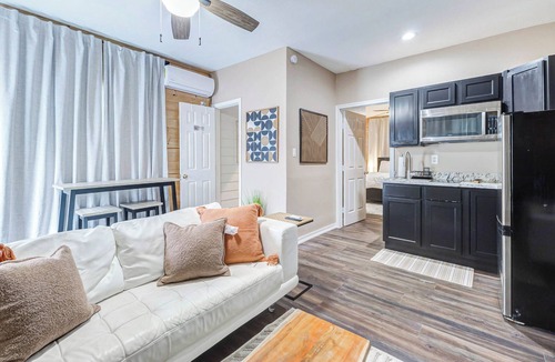 Houston Apartment | Houston Private Retreat, 17 min Downtown