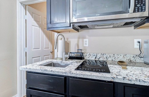 Houston Apartment | Houston Private Retreat, 17 min Downtown