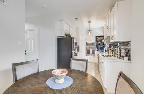 Barker House | Houston Retreat w/Smart TVs: Walk to Golf Course!