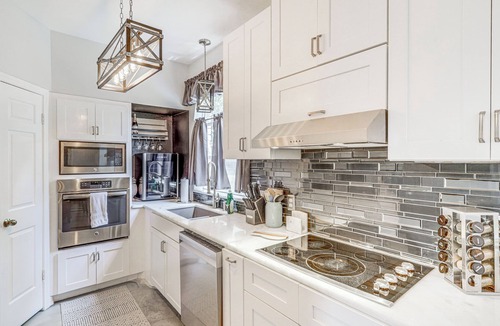 Barker House | Houston Retreat w/Smart TVs: Walk to Golf Course!