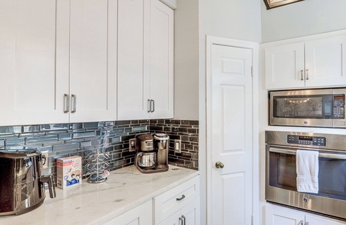 Barker House | Houston Retreat w/Smart TVs: Walk to Golf Course!