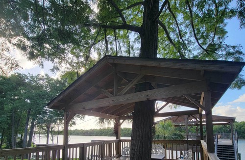 Barrett House | Houston Riverfront Cabin w/ Private Beach & Dock!