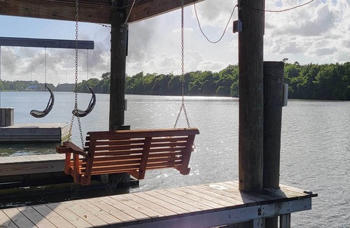 Barrett House | Houston Riverfront Cabin w/ Private Beach & Dock!