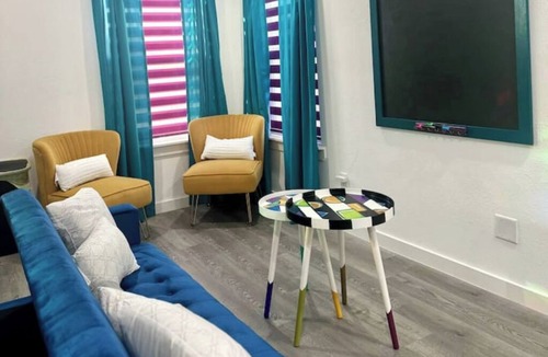 Northeast Houston House | Houston's Colorful Getawaynn