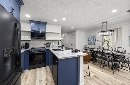 Montrose Villa | Houston-Themed Montrose Townhome with Arcade and Smart TVs