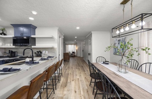 Montrose Villa | Houston-Themed Montrose Townhome with Arcade and Smart TVs