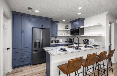 Montrose Villa | Houston-Themed Montrose Townhome with Arcade and Smart TVs