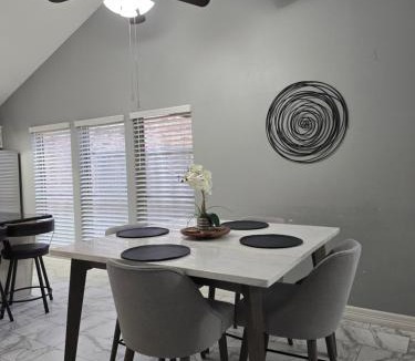 Clodine House | HoustonGem Private Pool & Hot Tub 20 Min to DT