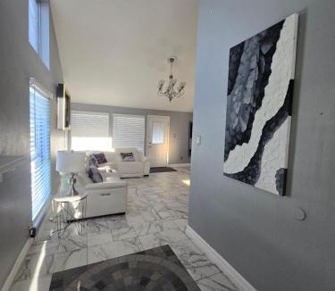 Clodine House | HoustonGem Private Pool & Hot Tub 20 Min to DT