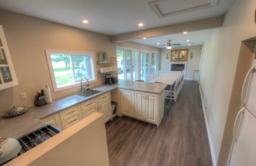 Portland Villa | Hoverland Cottage | Large Waterfront Retreat on the Rideau