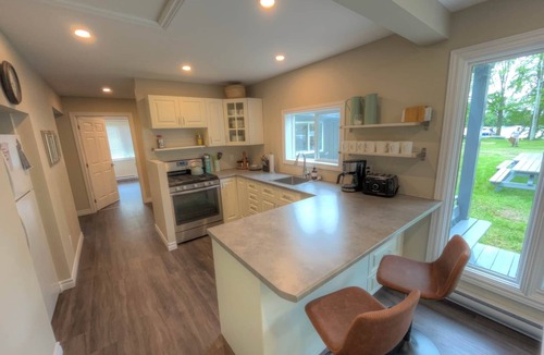 Portland Villa | Hoverland Cottage | Large Waterfront Retreat on the Rideau