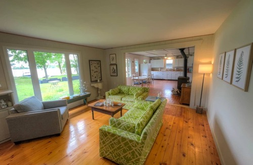 Portland Villa | Hoverland Cottage | Large Waterfront Retreat on the Rideau