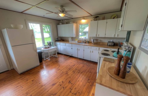 Portland Villa | Hoverland Cottage | Large Waterfront Retreat on the Rideau