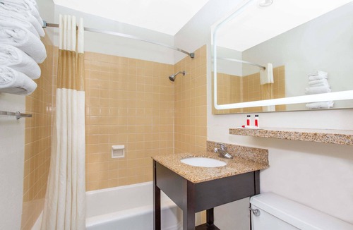 Central Colorado Springs Hotel | Howard Johnson by Wyndham Colorado Springs