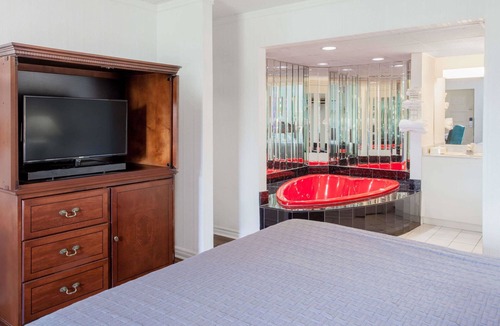 Niagara Falls Hotel | Howard Johnson by Wyndham Niagara Falls