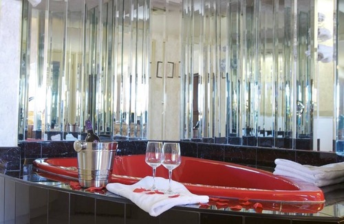 Niagara Falls Hotel | Howard Johnson by Wyndham Niagara Falls