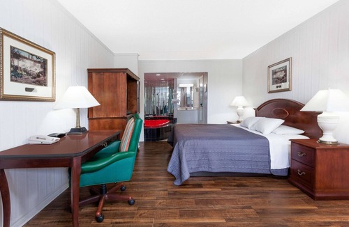 Niagara Falls Hotel | Howard Johnson by Wyndham Niagara Falls