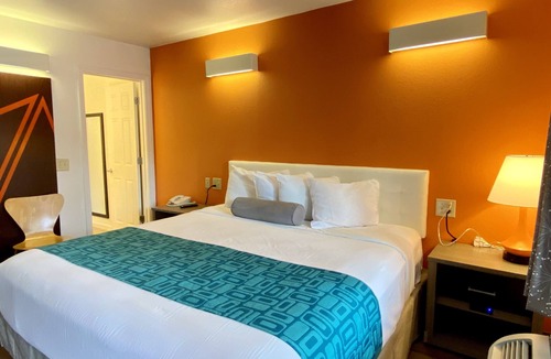 Lake George Hotel | Howard Johnson by Wyndham Lake George