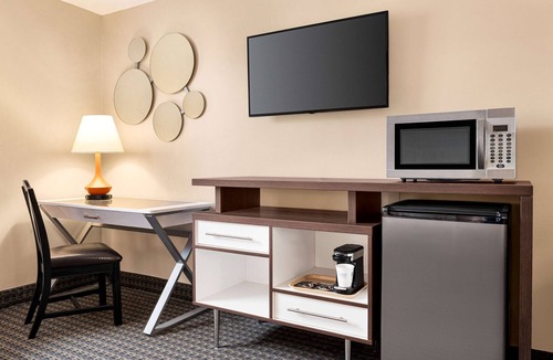 Gravenhurst Hotel | Howard Johnson by Wyndham Gravenhurst