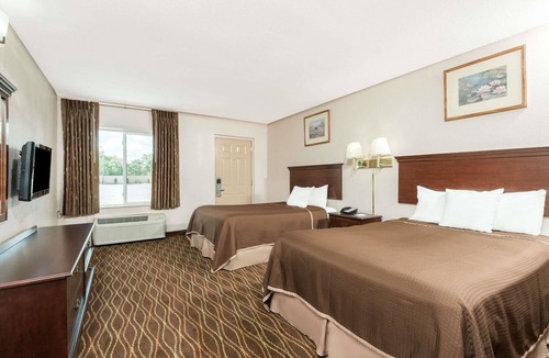 Springfield Hotel | Howard Johnson by Wyndham Springfield