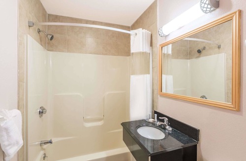 Springfield Hotel | Howard Johnson by Wyndham Springfield