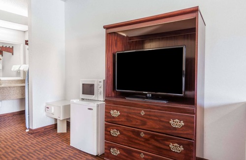 Colonie Hotel | Howard Johnson by Wyndham Albany