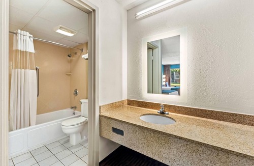 Colonie Hotel | Howard Johnson by Wyndham Albany