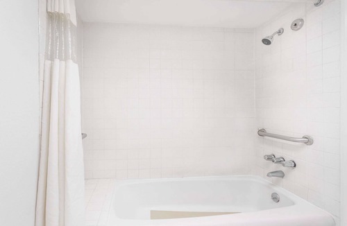 Commerce Hotel | Howard Johnson by Wyndham Commerce GA