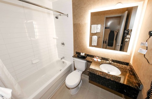 Winnipeg Hotel | Howard Johnson by Wyndham Winnipeg West