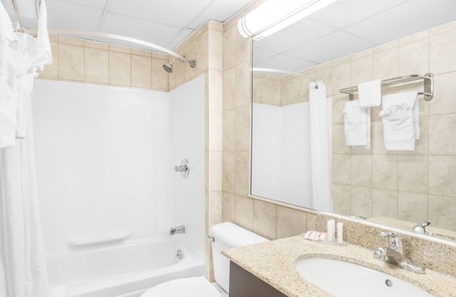 Clifton Hotel | Howard Johnson by Wyndham Clifton NJ