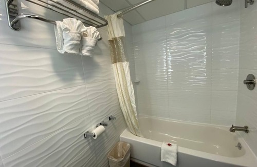 Clifton Hotel | Howard Johnson by Wyndham Clifton NJ