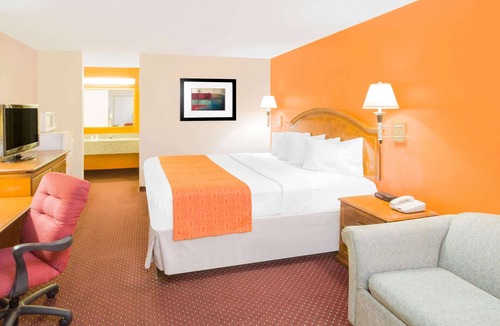 Dothan Hotel | Howard Johnson by Wyndham Dothan