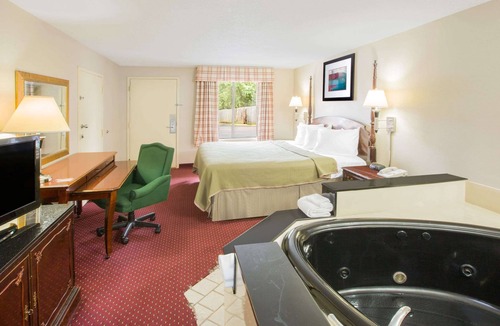 Dothan Hotel | Howard Johnson by Wyndham Dothan
