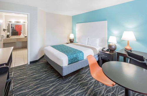 Southeast Houston Hotel | Howard Johnson by Wyndham Houston Hobby Airport