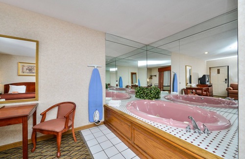 Lenox Hotel | Howard Johnson by Wyndham Lenox