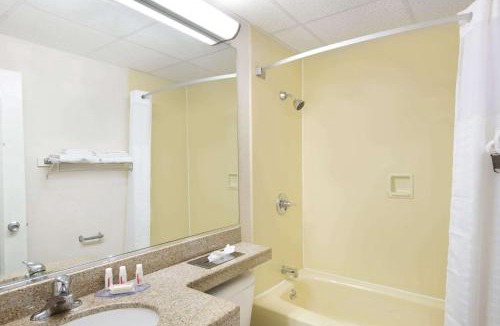 Newburgh Hotel | Howard Johnson by Wyndham Newburgh