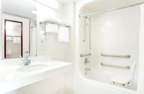 Perry Hotel | Howard Johnson by Wyndham Perry GA