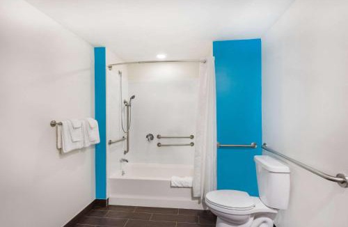 Wollaston Hotel | Howard Johnson by Wyndham Quincy/Boston