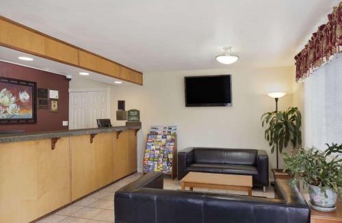 Southeast Salem Hotel | Howard Johnson by Wyndham Salem