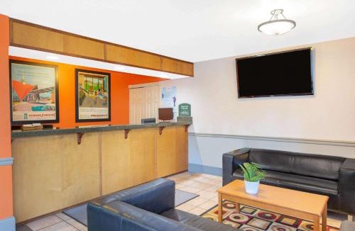 Southeast Salem Hotel | Howard Johnson by Wyndham Salem