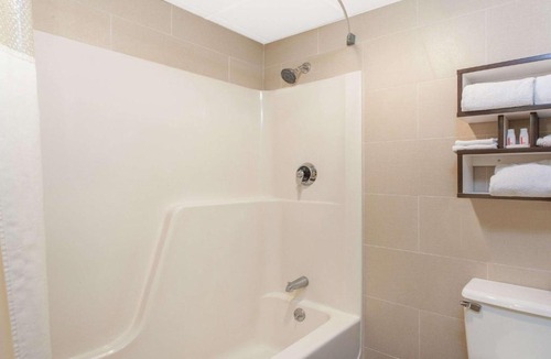 Tallman Hotel | Howard Johnson by Wyndham Suffern