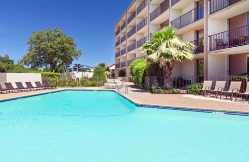 Arlington Hotel | Howard Johnson by Wyndham Arlington Ballpark/Six Flags