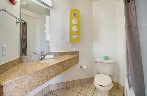 Lemoore Hotel | Howard Johnson by Wyndham Lemoore