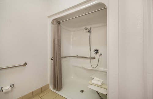 Lemoore Hotel | Howard Johnson by Wyndham Lemoore