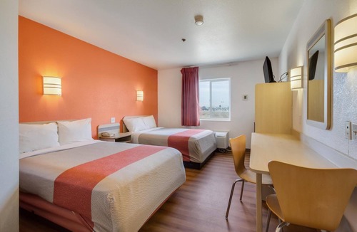 Lemoore Hotel | Howard Johnson by Wyndham Lemoore